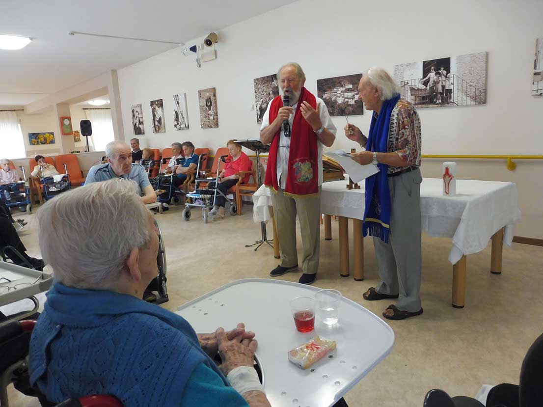 La-nostra-Angela-104-anni-ascolta-le-poesie-dialettali-di-Eusebio-e-Orfeo